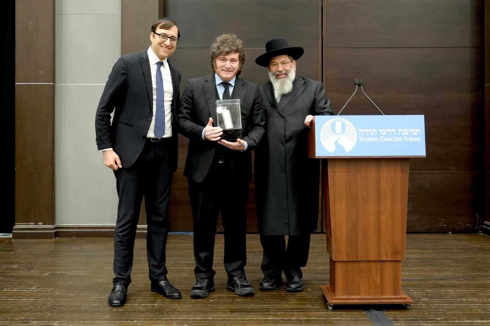 Javier Milei con el premio en manol
