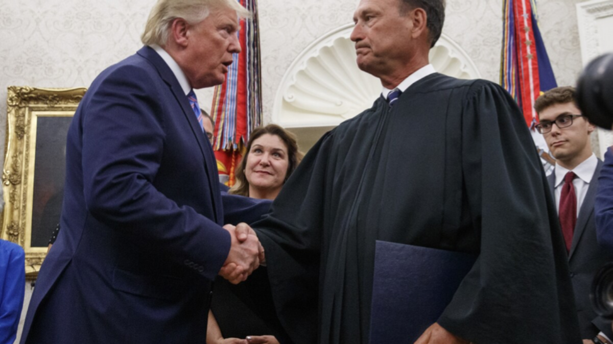 Trump recibe al juez Alito en un acto en la Casa Blanca. 