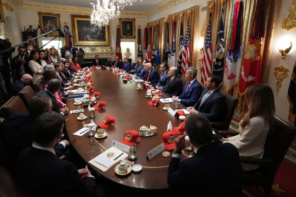 Trump celebrated his successes before his cabinet: zero illegal immigration, fighting fraud, and a record drop in homicides.