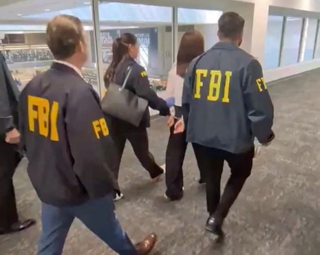 Agentes del FBI arrestan a Zhang en el aeropuerto. 
