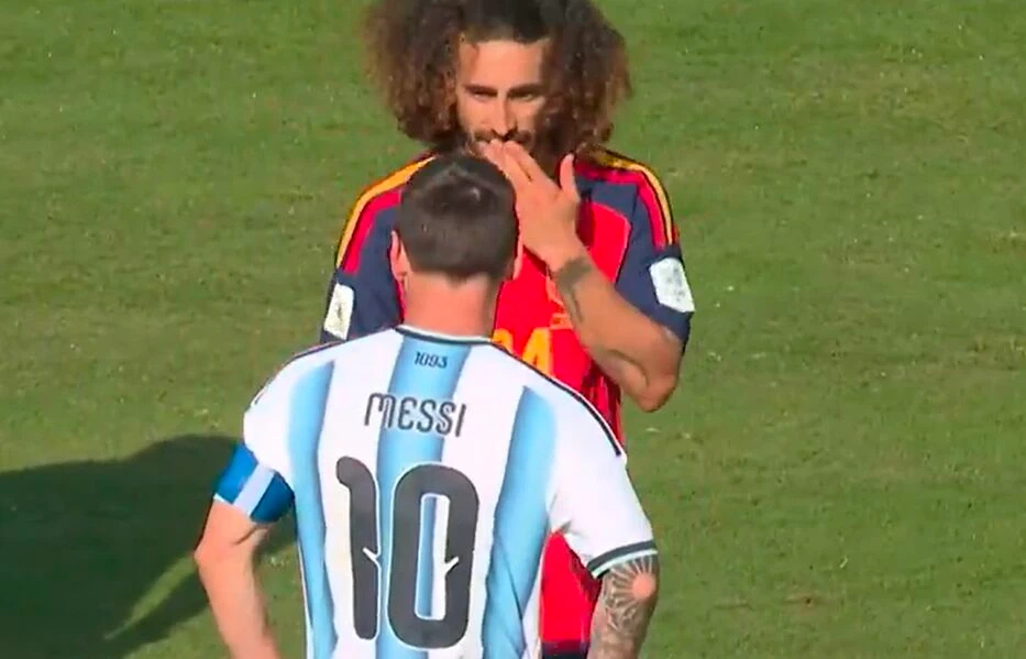 Cucurella le habló con la boca tapada a Messi y no vio la roja