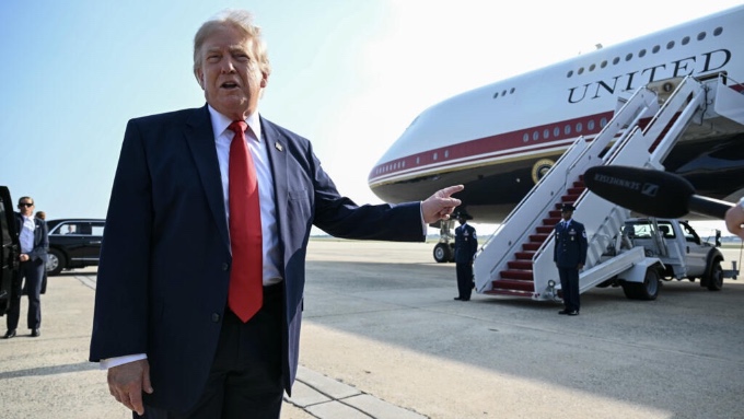 Trump temporarily flies on a plane donated by Qatar