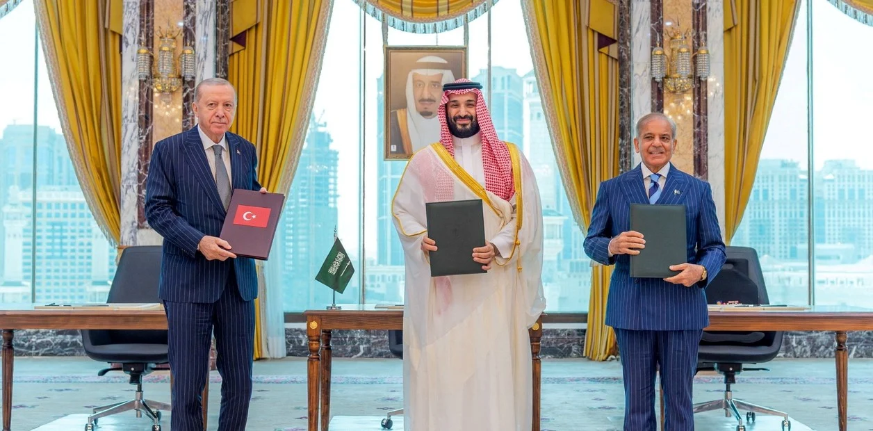 Los líderes de los tres países musulmanes firmando el acuerdo.