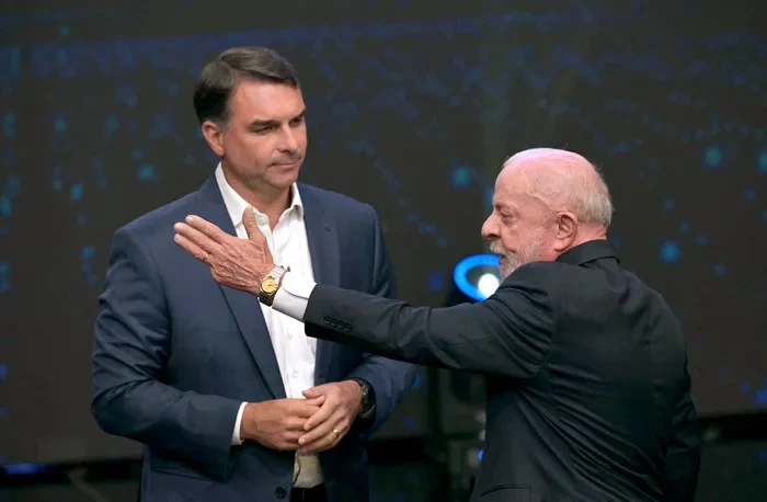 Flavio Bolsonaro y Lula da Silva.