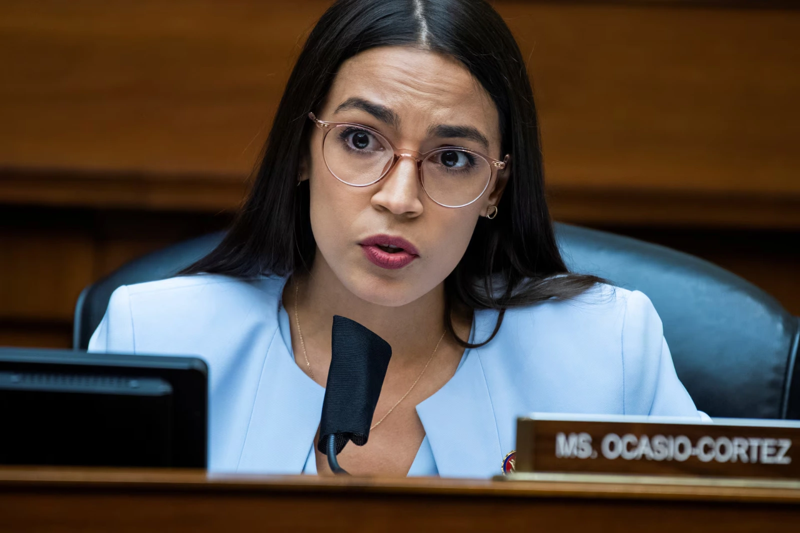 La diputada demócrata Alexandria Ocasio Cortez fue fuertemente criticada por sus extravagantes gastos en hoteles de lujo durante su campaña