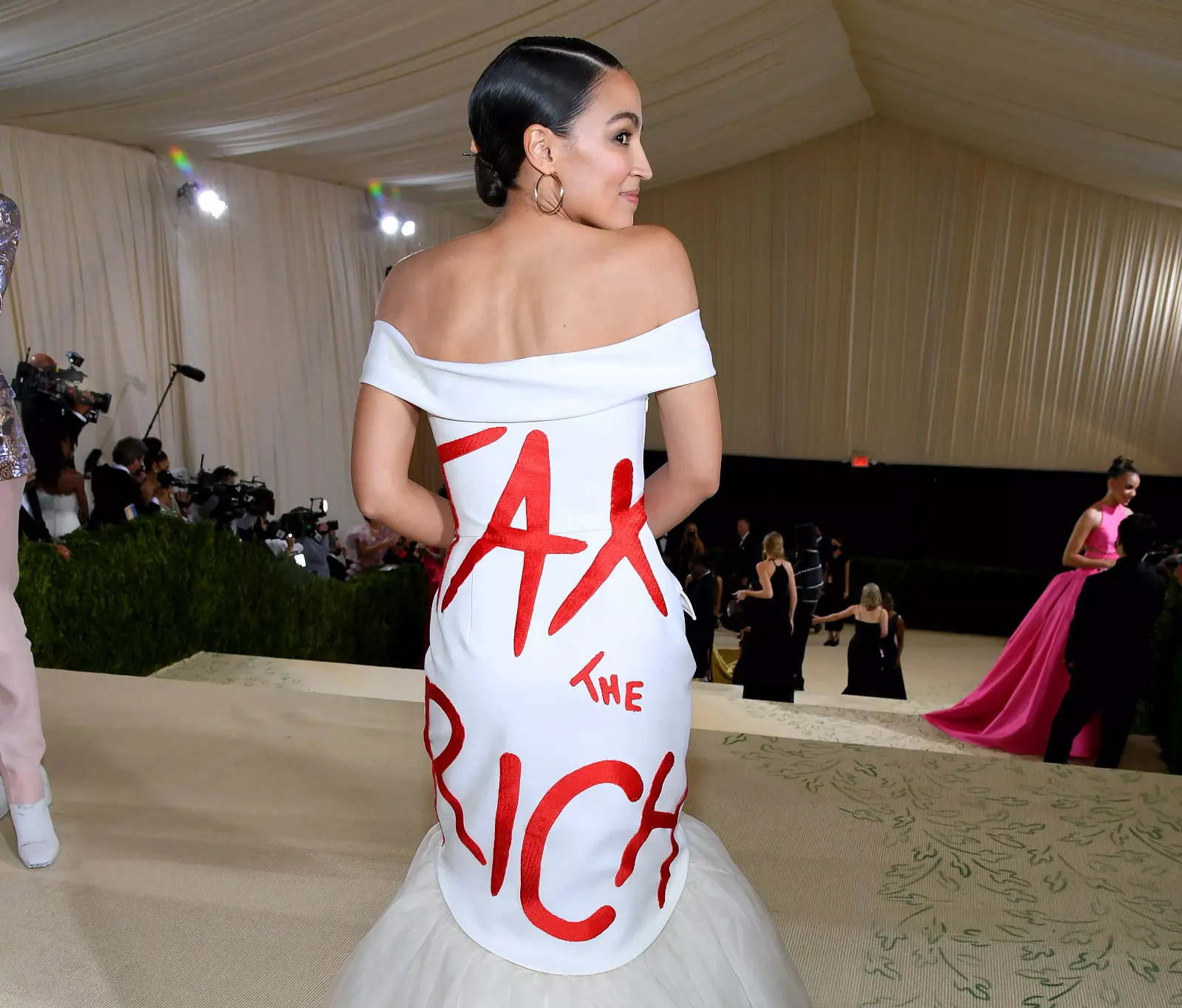 En la suma hipocresía, la congresista utilizó un vestido durante la ''Met Gala'' del año 2021 que profesaba la frase ''impongan impuestos a los ricos''