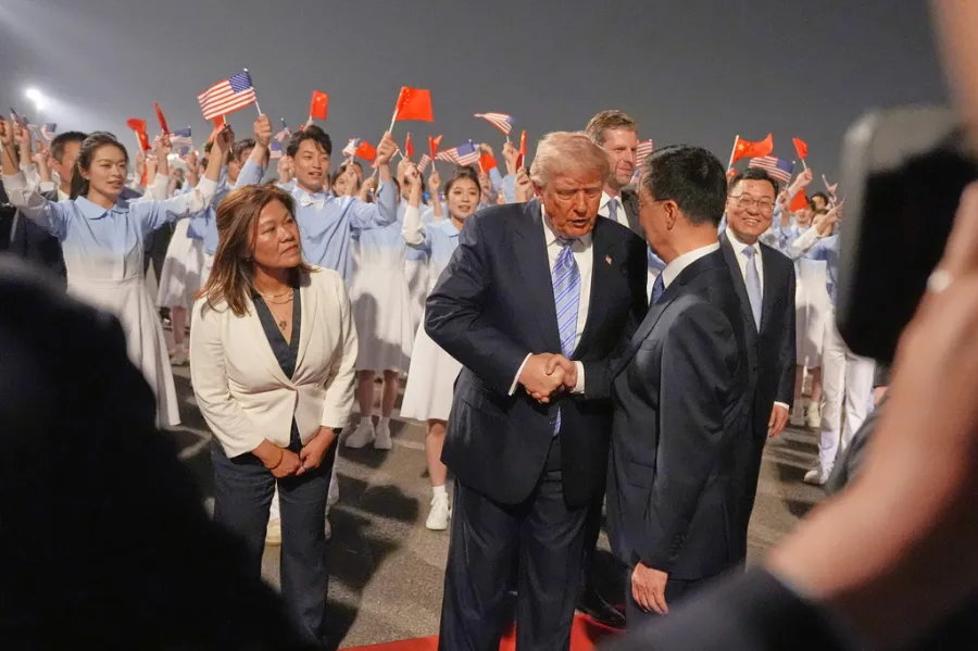 Under a climate of maximum security and popular fervor, China welcomed Trump and his entourage with honors.