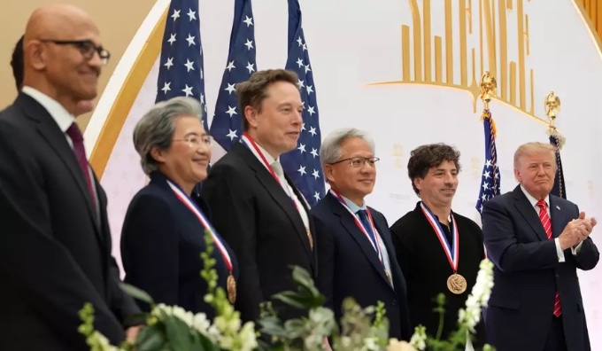 Trump premió a Musk, Jensen Huang y Satya Nadella por la innovación en EEUU. 