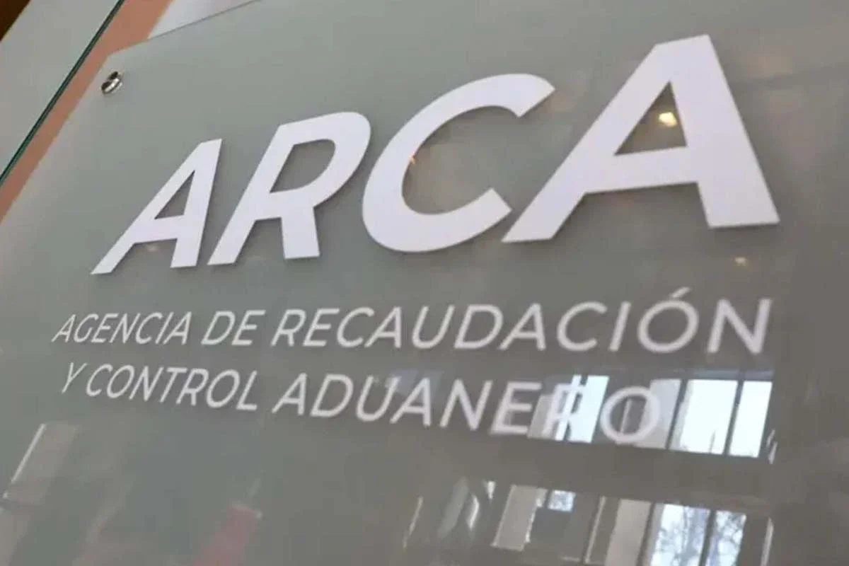 El documento explica cómo utilizar correctamente el Formulario F.2711
