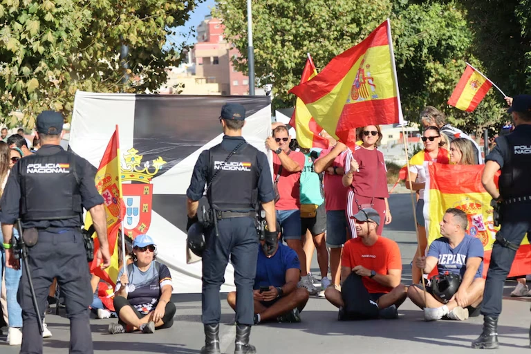 Vecinos se organizaron para impedir la asistencia a inmigrantes ilegales.