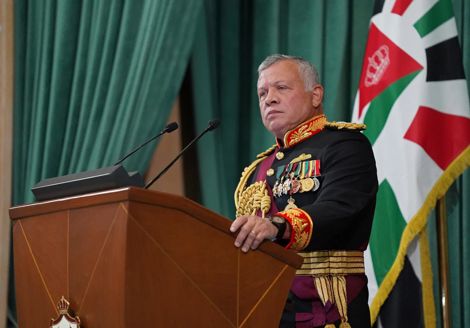 El rey de Jordania visitó a los heridos en el hospital de la región y aseguró que los responsables del atentado serán castigados con las penas más severas que la ley contempla