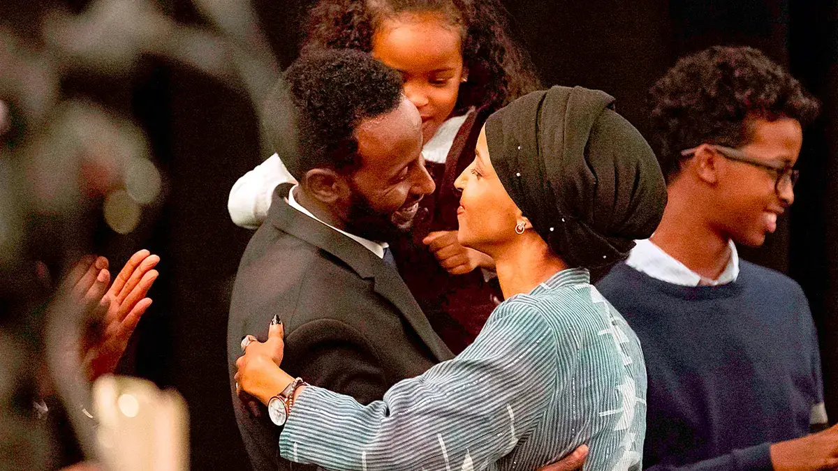 Omar se casó con su hermano en el año 2009 y se divorció en el año 2017, 2 años antes de que Ahmed Elmi desistiera de una solicitud por una tarjeta de residencia en los Estados Unidos
