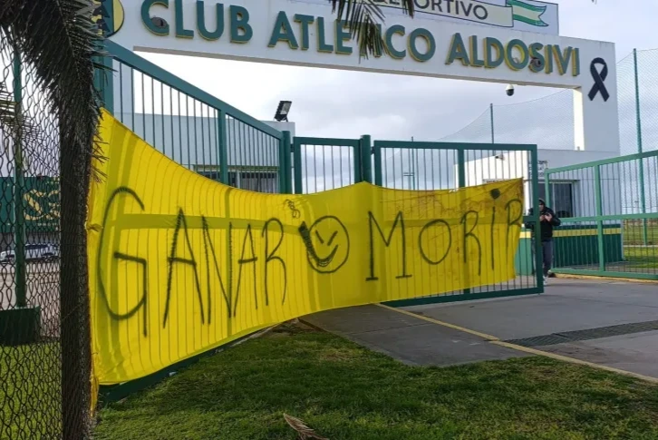 Amenazas en Aldosivi: en zona de descenso, la barra brava apuntó contra los jugadores en el entrenamiento