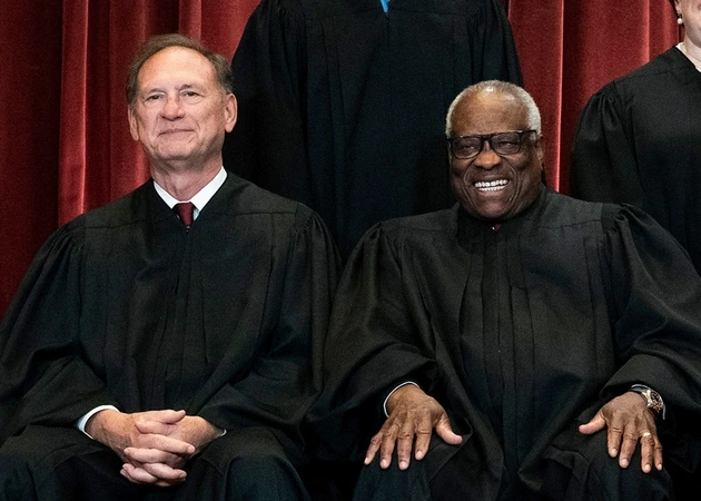 Los jueces conservadores Samuel Alito y Clarence Thomas han sido esenciales en muchos fallos clave, pero algunos sectores han sugerido que deberían haber considerado el retiro