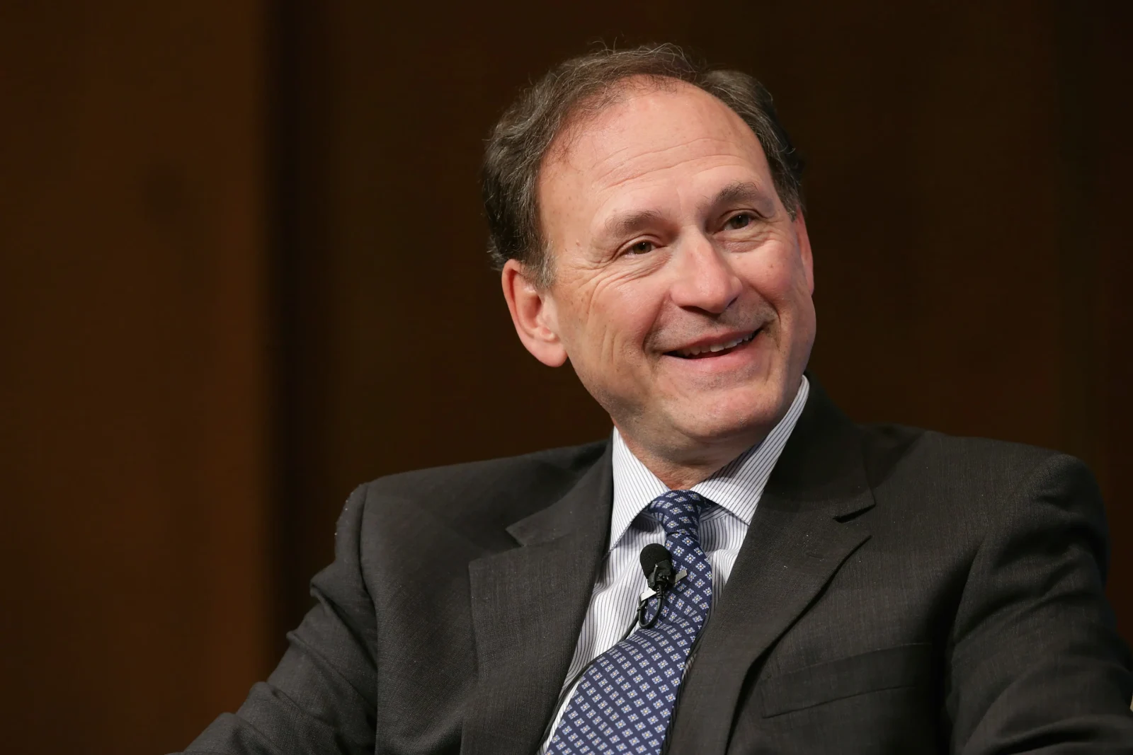 El juez conservador Samuel Alito confirmó que continuará formando parte de la Corte Suprema