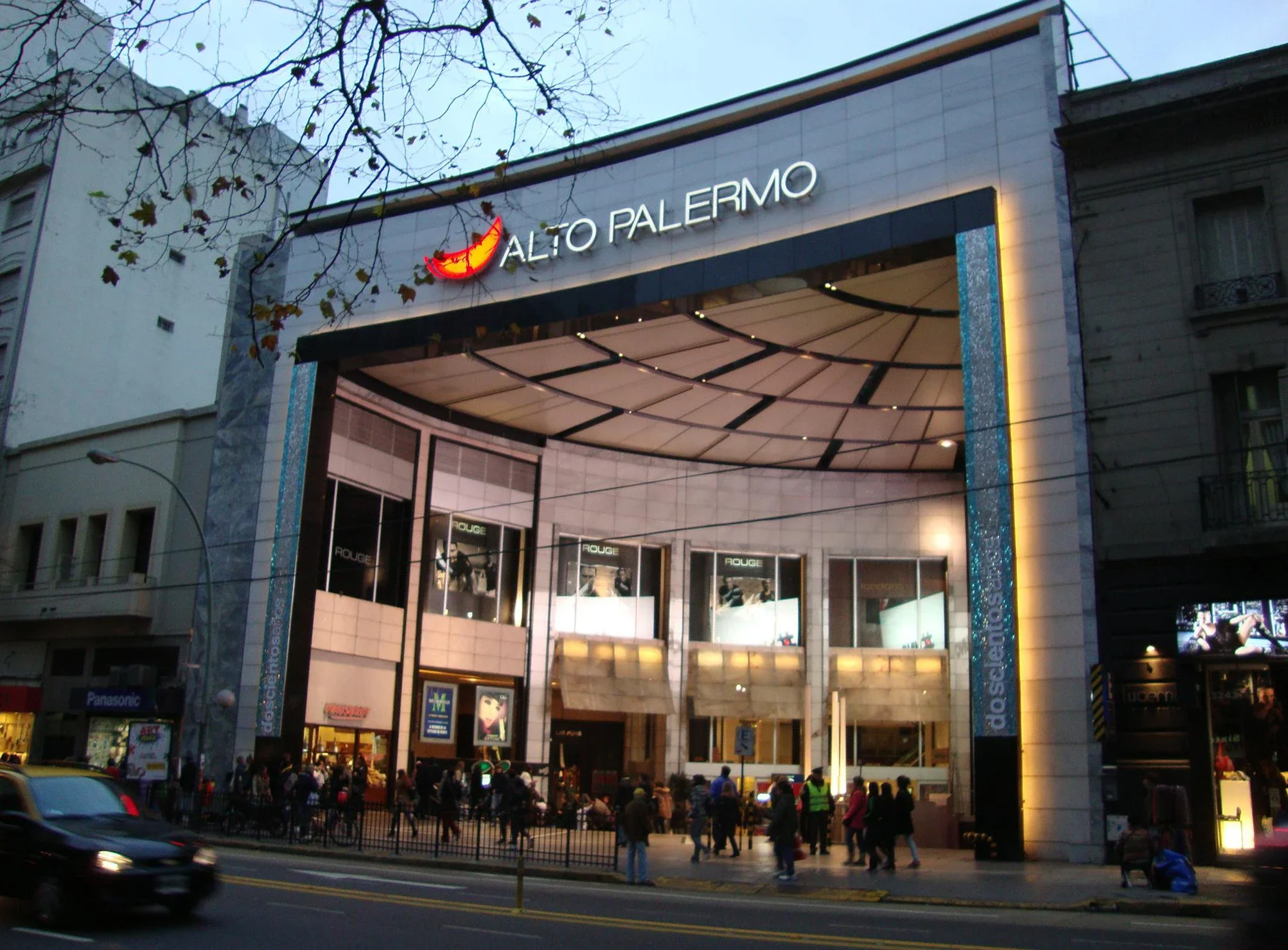 Los shoppings argentinos operan con listas de espera bajo la alta demanda.
