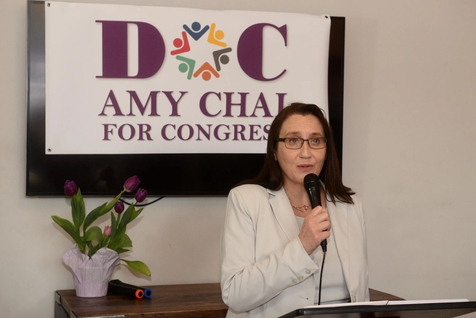 Bronin deberá enfrentarse ahora a la republicana Amy Chai por un lugar en la Cámara de Representantes