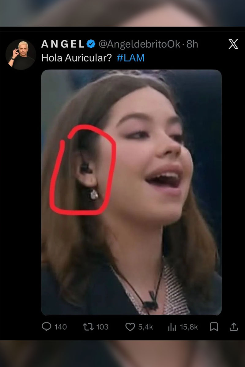 El detalle que generó polémica: el supuesto auricular