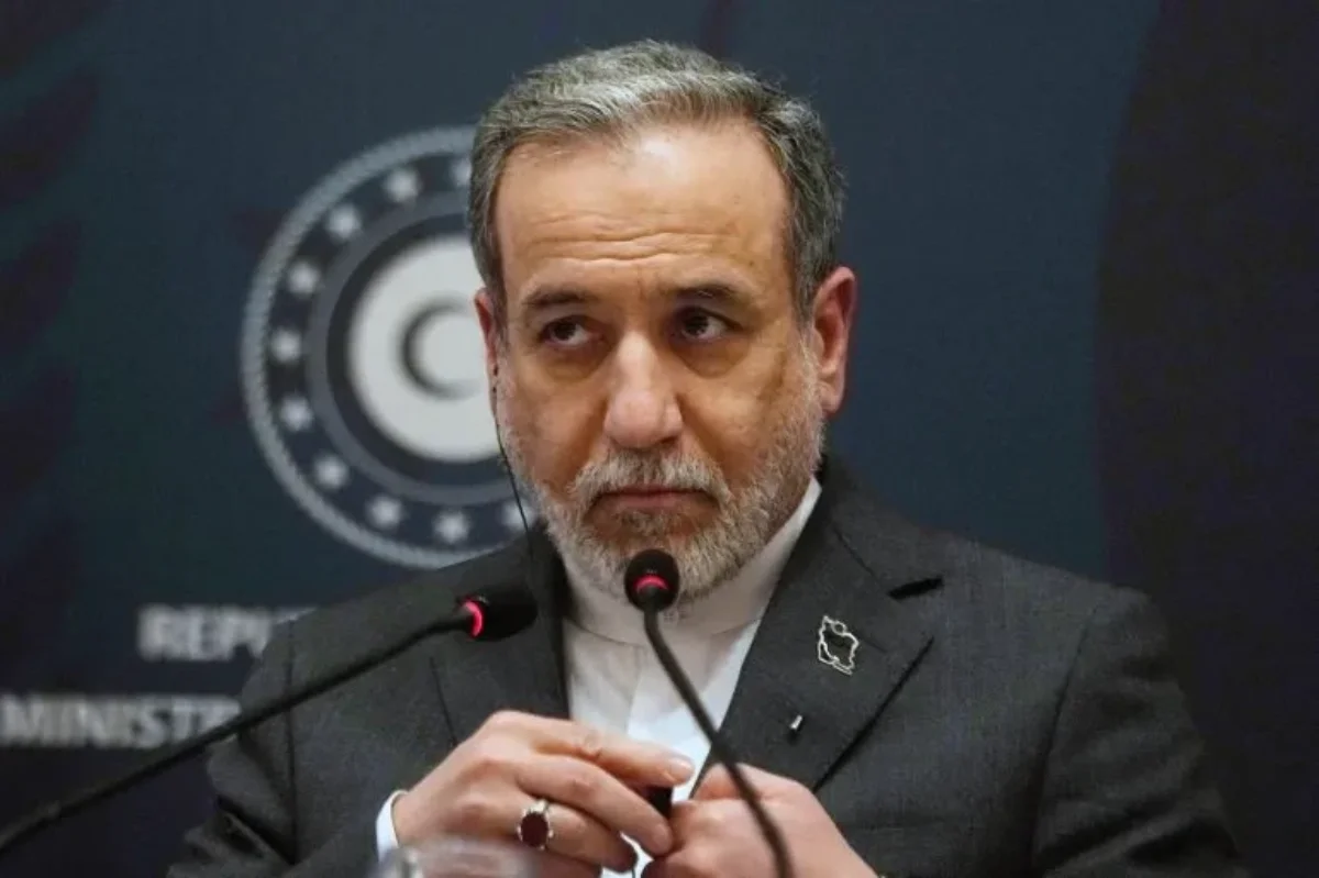 El canciller del régimen iraní intentó defender con nulos argumentos la soberanía de Teherán sobre el Estrecho de Ormuz