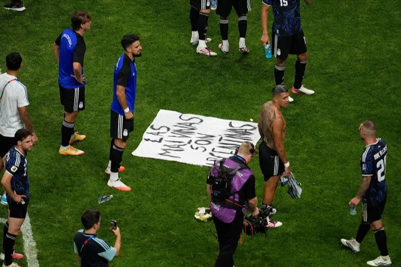 No era un partido más: los jugadores de la Selección Argentina desplegaron una bandera en honor a las Islas Malvinas