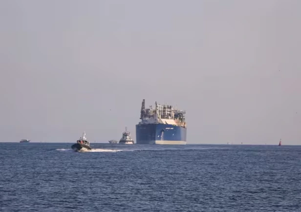 El ataque habría sido llevado a cabo por milicias pro-iraníes en Egipto, dañando a su vez otro buque y ralentizando las operaciones marítimas 