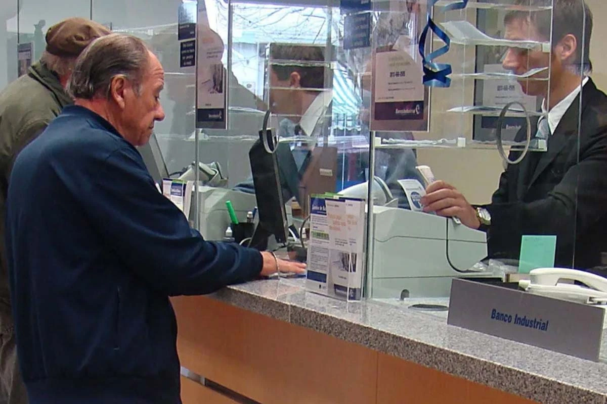 Bank employees will have a new salary increase in August 2026