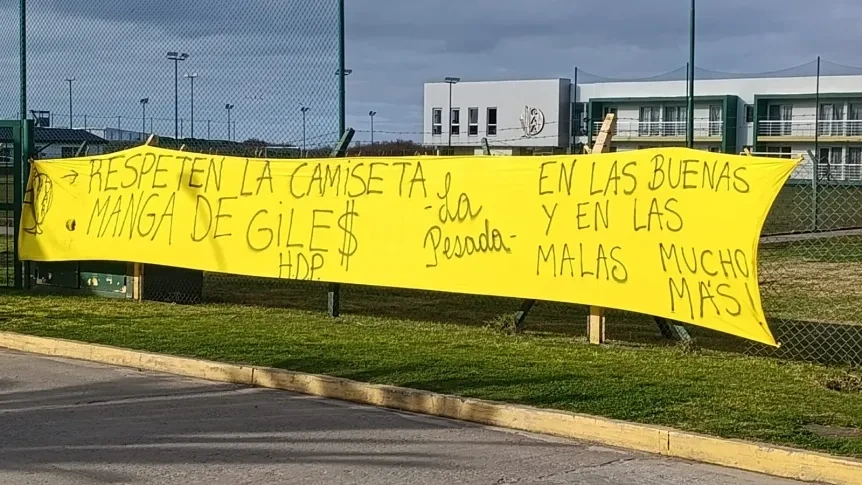 La barra brava de Aldosivi colocó dos banderas para advertir a los jugadores