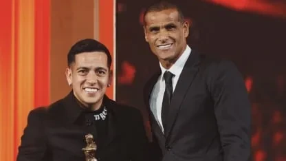 Esequiel Barco recibió el premio por parte de Rivaldo