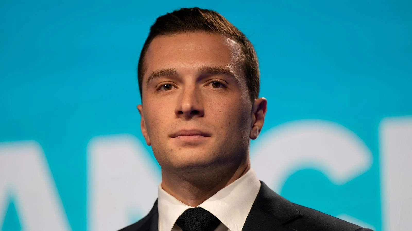 Jordan Bardella logró la relección como presidente del partido que lidera Le Pen y es considerado como la opción principal a ocupar el cargo de primer ministro en el caso de un triunfo de la derecha