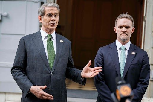 El secretario del Tesoro de Estados Unidos, Scott Bessent, acompañado por el representante comercial estadounidense, Jamieson Greer