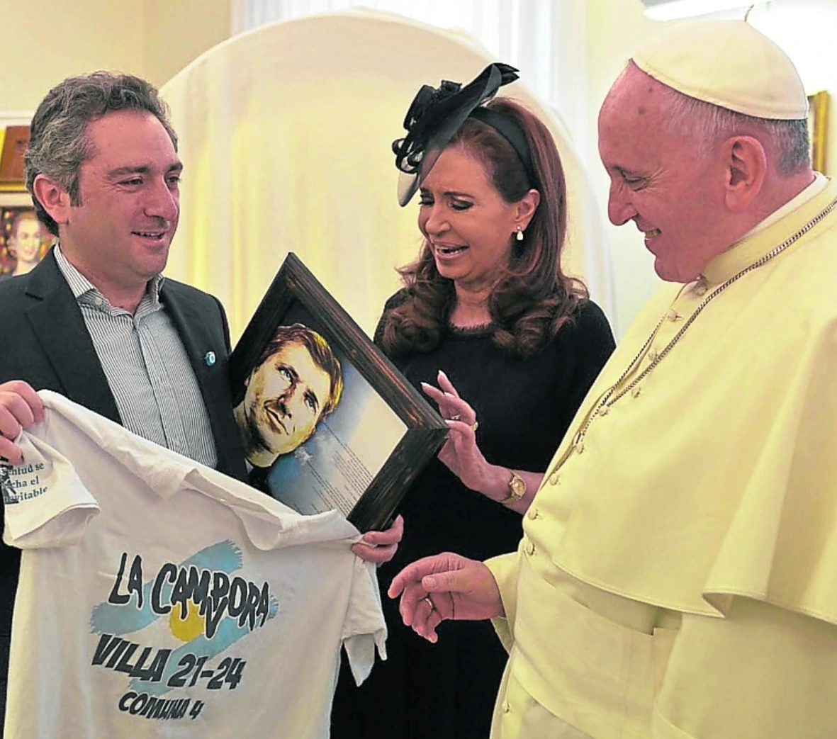 Cristina entrega remera de La Cámpora al Papa