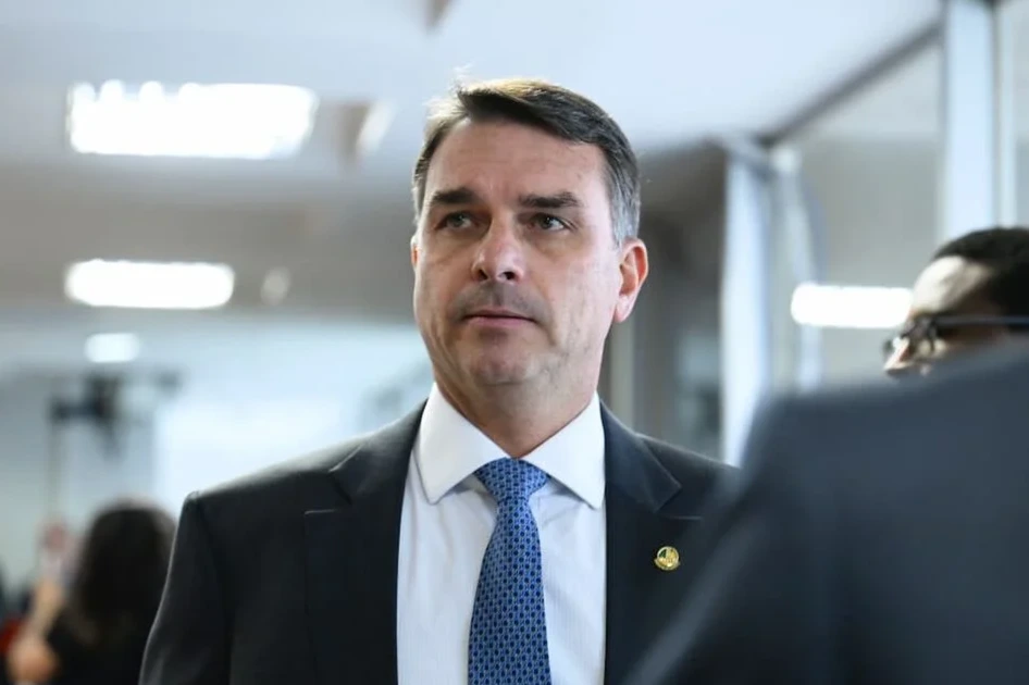Flávio Bolsonaro se declaró presidente electo de Brasil, denunció fraude electoral y la persecución del régimen de Lula