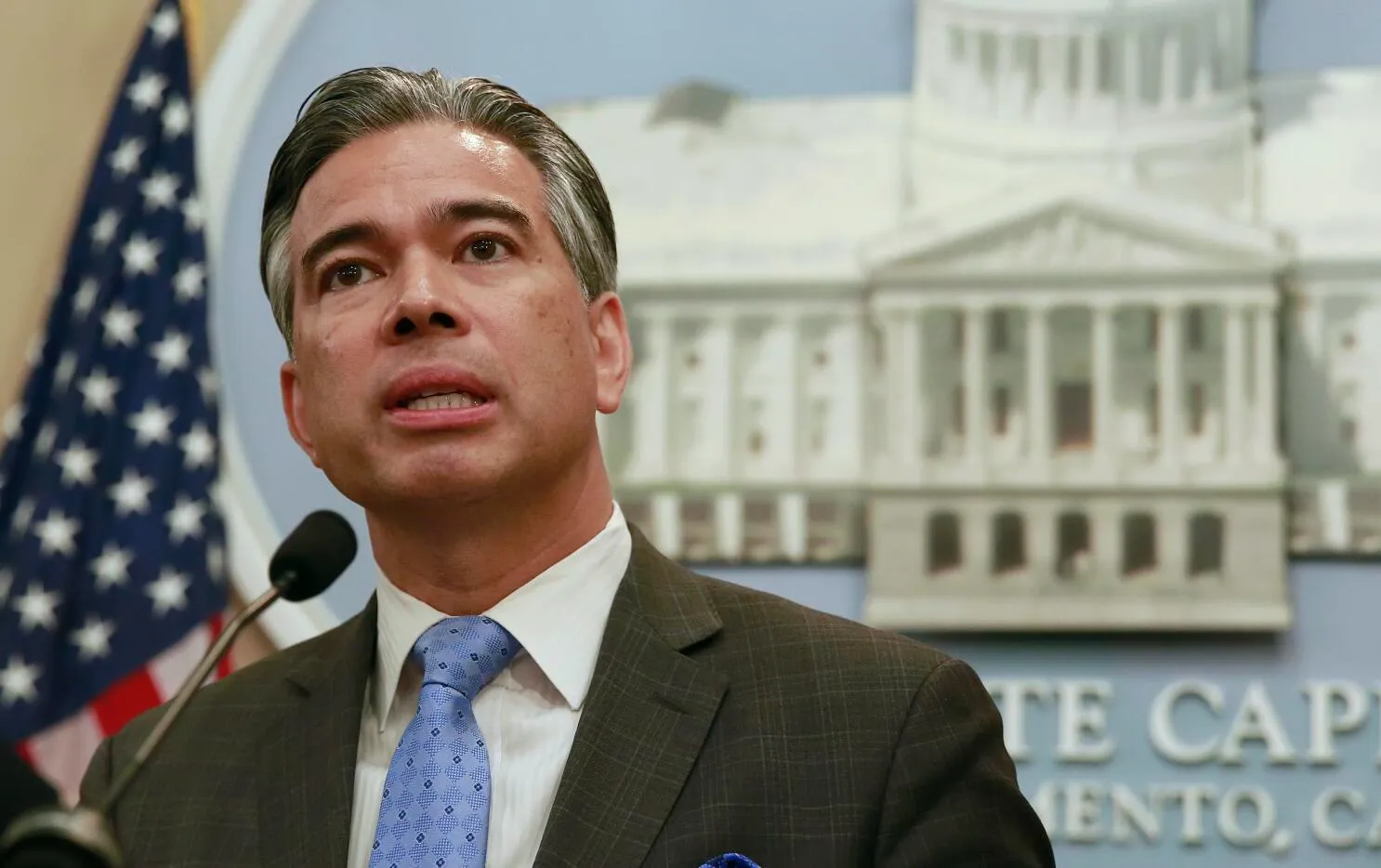 El fiscal general demócrata de California desprestigió las acusaciones en su contra y apoyó sus delirantes medidas 