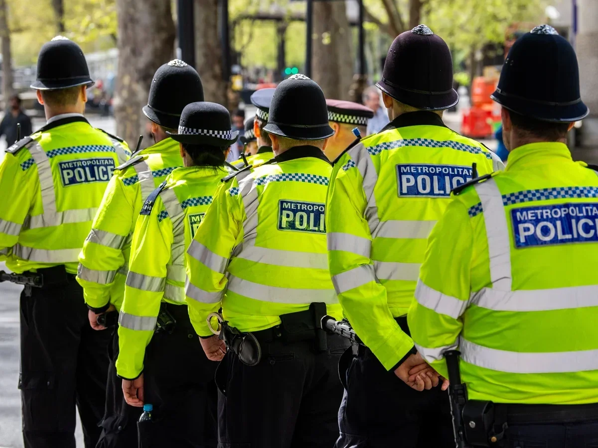 La policía británica fue duramente cuestionada por la familia del joven asesinado, describiendo el trato cono ''inhumano'' y ''degradante''
