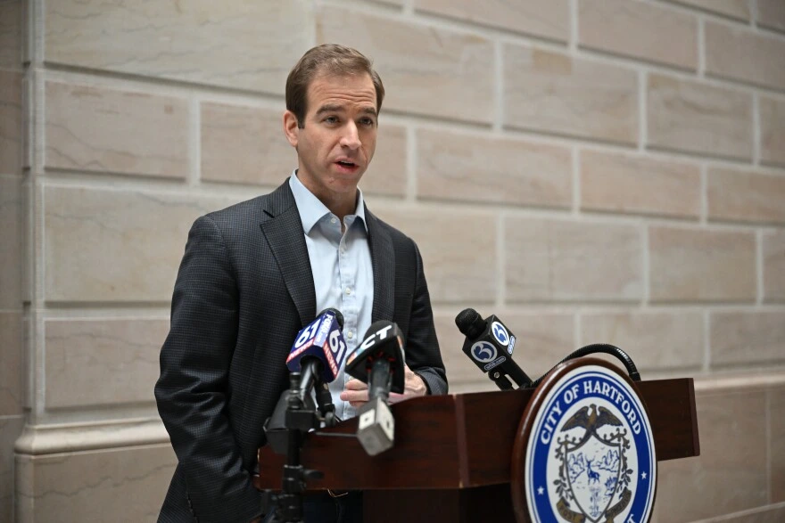 El progresista Luke Bronin ha generado cuestionamientos entre los votantes demócratas, quienes parecen estar virando hacia la elección de candidatos jóvenes y con ideas más tiradas a la izquierda