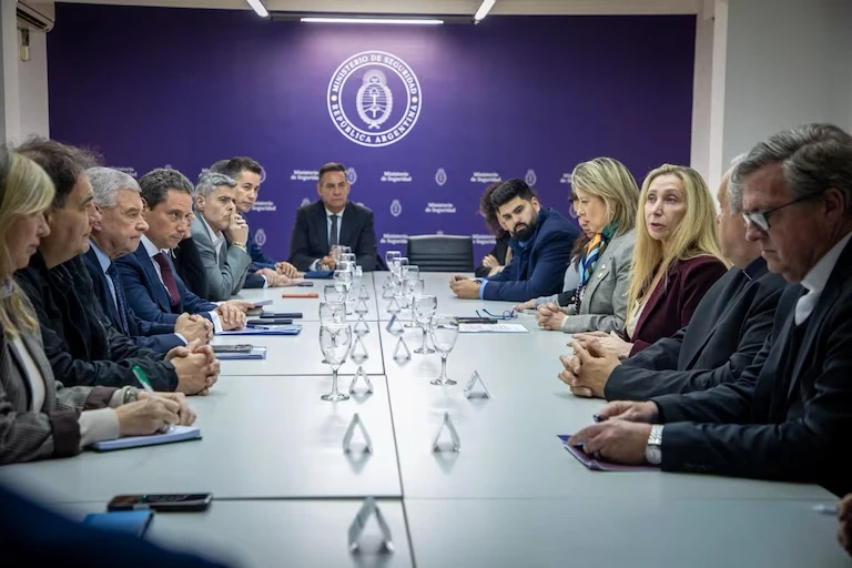 La reunión entre los funcionarios del Gobierno nacional.