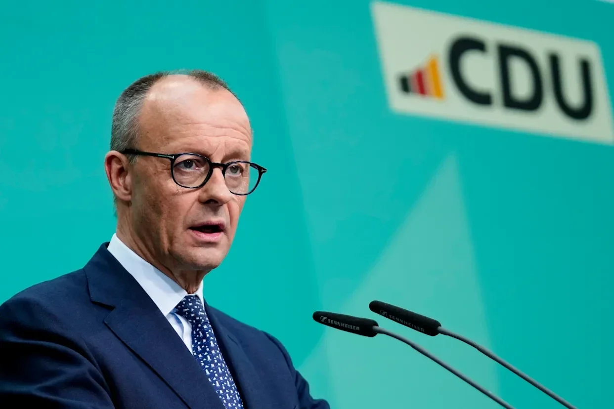 Hoy en día el CDU, partido del gobierno de Merz, y el SPD, poseen cifras que lo dejan muy por debajo de AFD