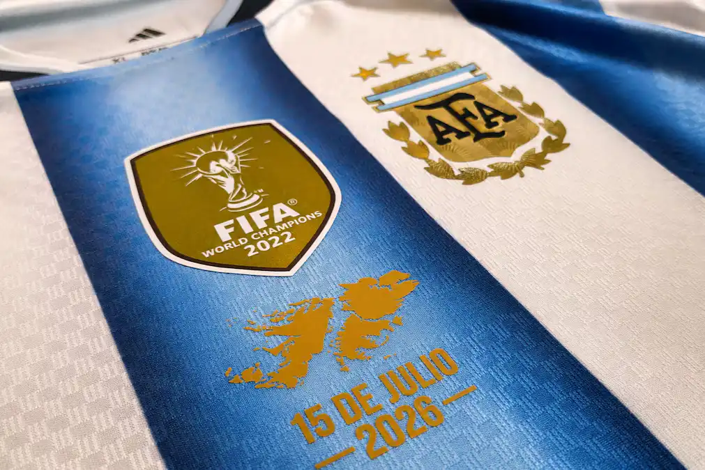 Berazategui: un comercio ofrece estampar gratis las Islas Malvinas en camisetas de la Selección Argentina