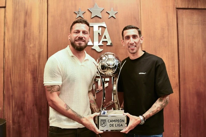 Jorge Broun y Ángel Di María con el trofeo de Campeón de Liga