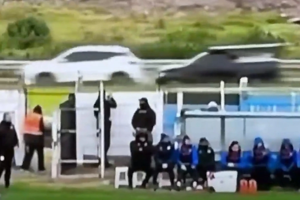 Solo en Uruguay: una pelota salió de la cancha y provocó un choque durante un partido