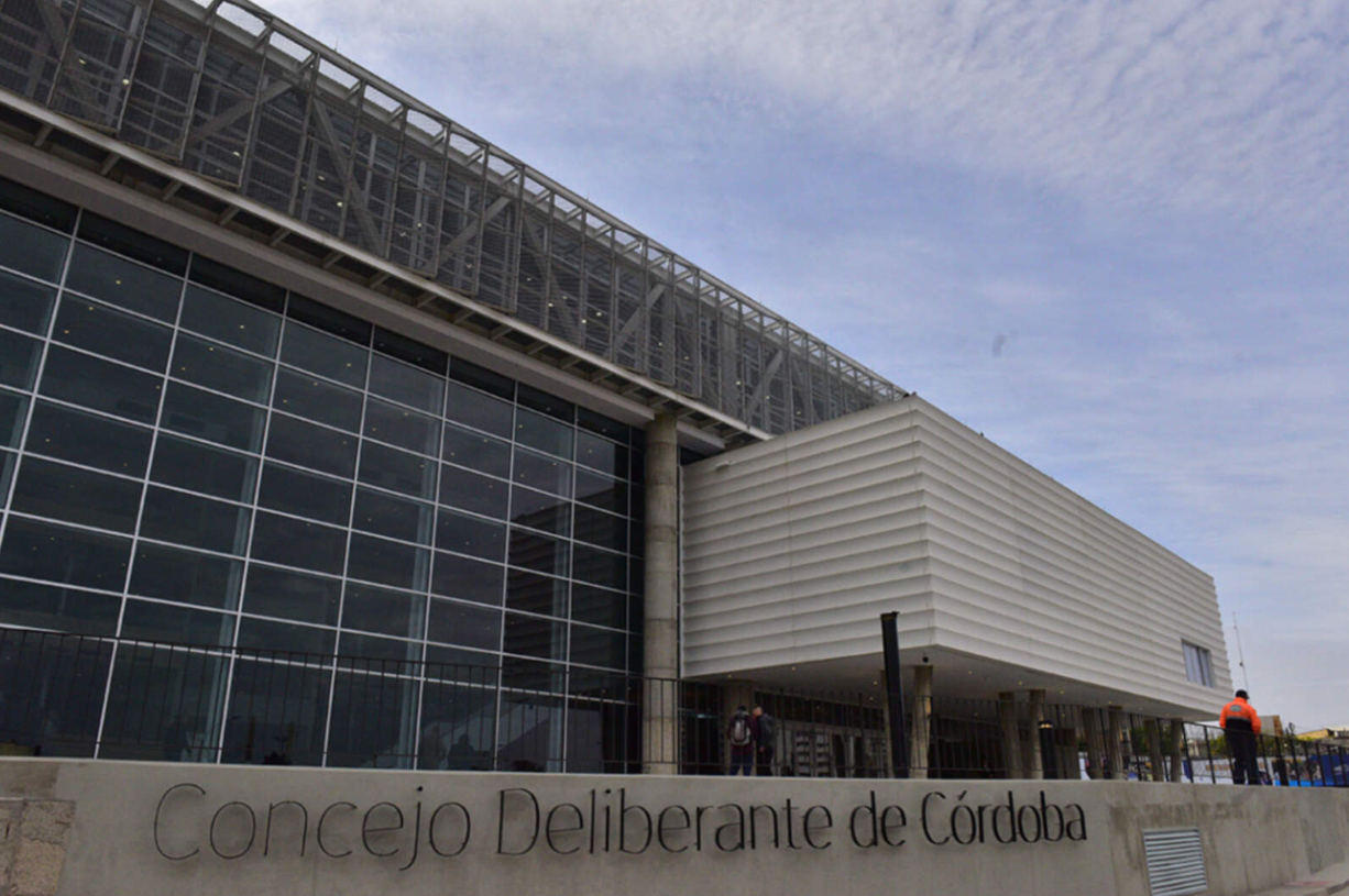 El Concejo Deliberante de Córdoba debatirá los proyectos presentados, excepto aquellos que abogan por la prohibición total de los naranjitas