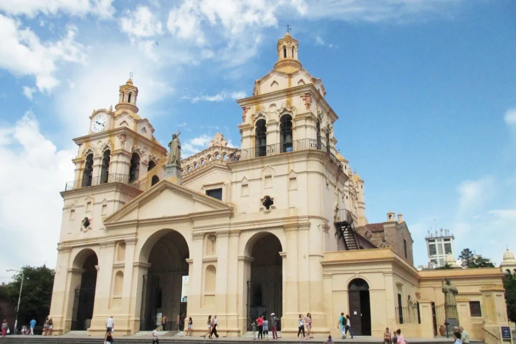 Obstáculo al orden en Córdoba: la Iglesia insiste en legitimar la extorsión callejera de los cuidacoches ilegales