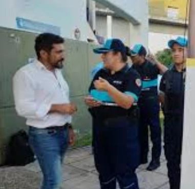 Cristian Cariddi Ahumada, director de gestión de proximidad, trabaja en conjunto con la policía ante las diversas amenazas de tiroteo en escuelas de Córdoba