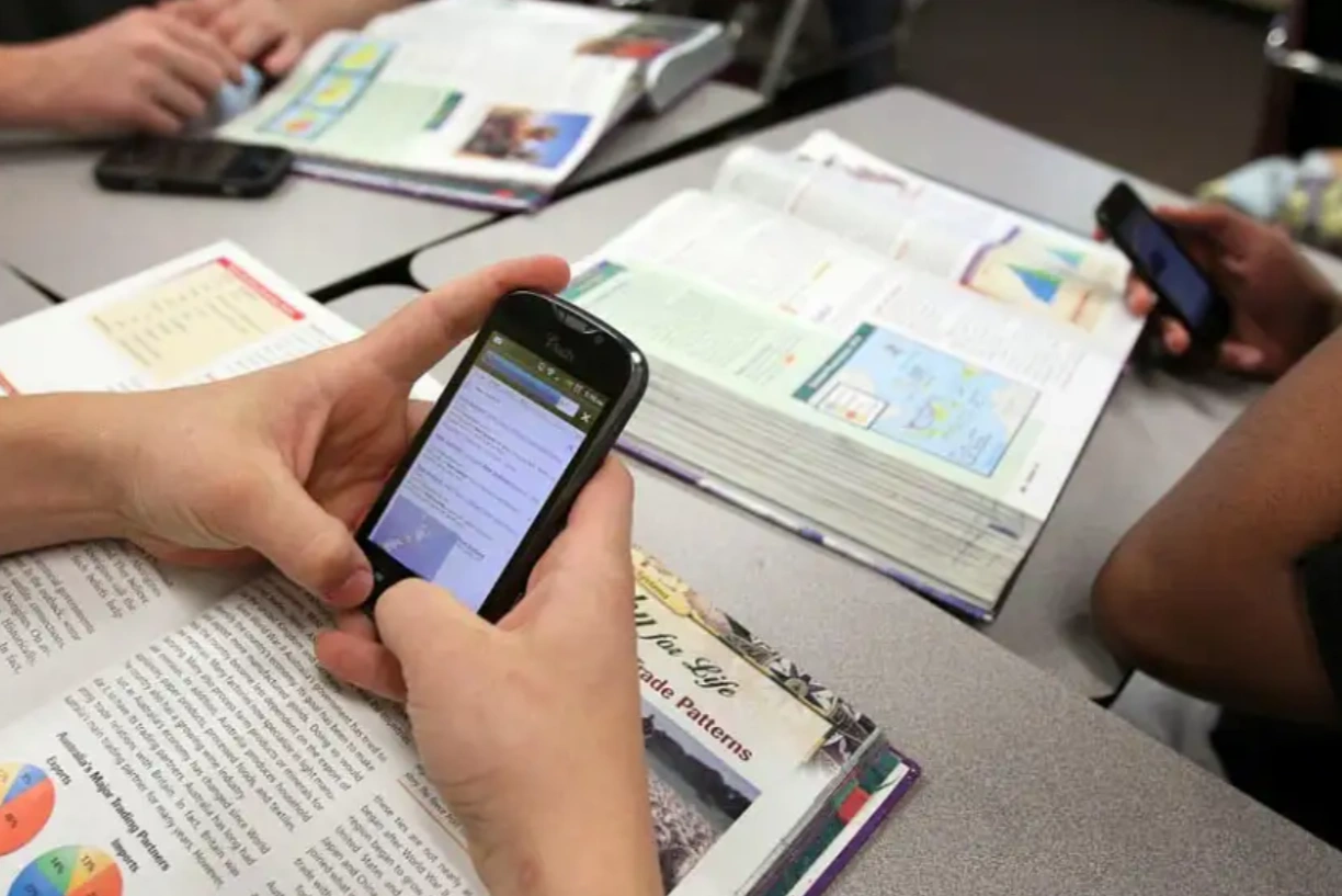 El Concejo Deliberante de Córdoba debate una prohibición de celulares que atrasa la educación
