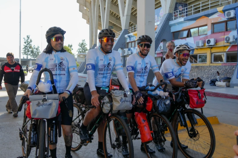 Un grupo de ciclistas de Córdoba inició una travesía de 7.500 kilómetros rumbo al Mundial