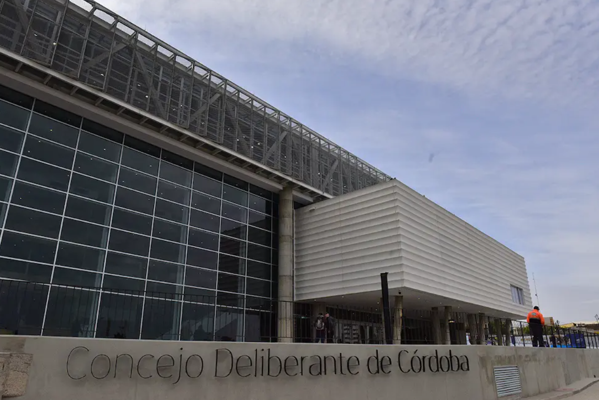 El Concejo Deliberante de Córdoba debatirá hoy el proyecto que busca oficializar la actividad de los cuidacoches ilegales