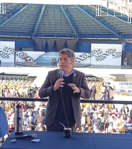 Axel Kicillof durante su breve discurso de 15 minutos en la Plaza del Folklore de Cosquín