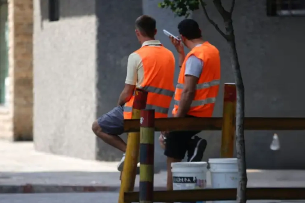 Espacios políticos cordobeses critican la regulación de los naranjitas en la capital