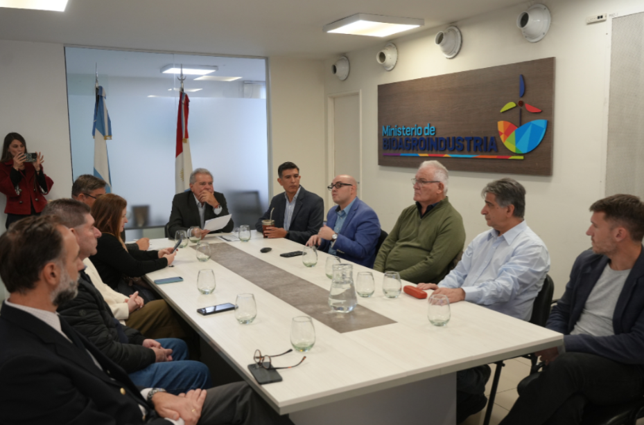Autoridades del Ministerio de Bioagroindustria de Córdoba reunidas durante el lanzamiento de la plataforma