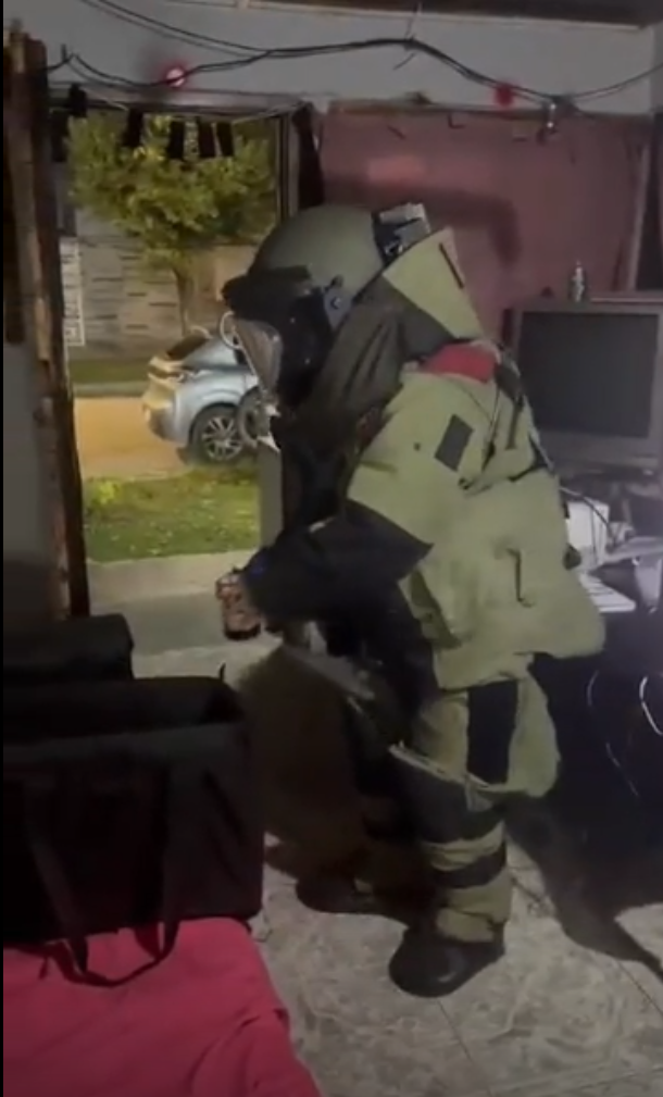 Incautamiento de una bomba molotov durante los allanamientos